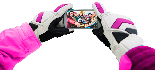 Skifahrer macht Foto von einer Gruppe die gerade Party Aprés Ski Zottl in Flachau feiern